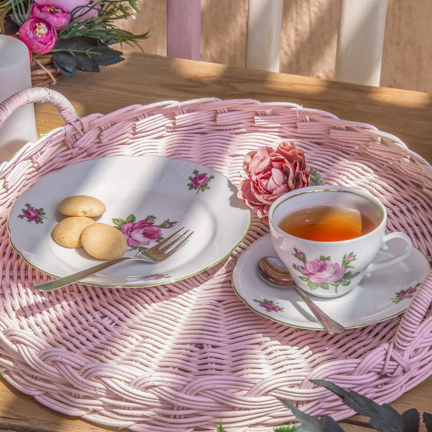 Natural round bamboo wicker tray for country décor