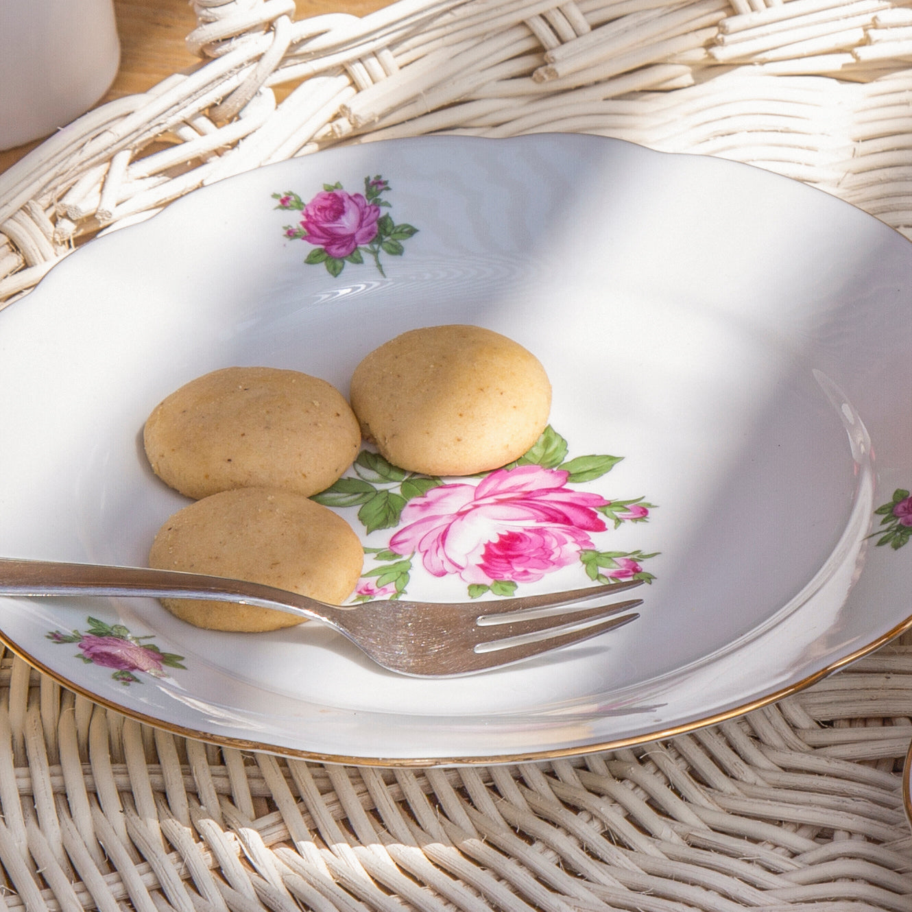 Natural round bamboo wicker tray for country décor
