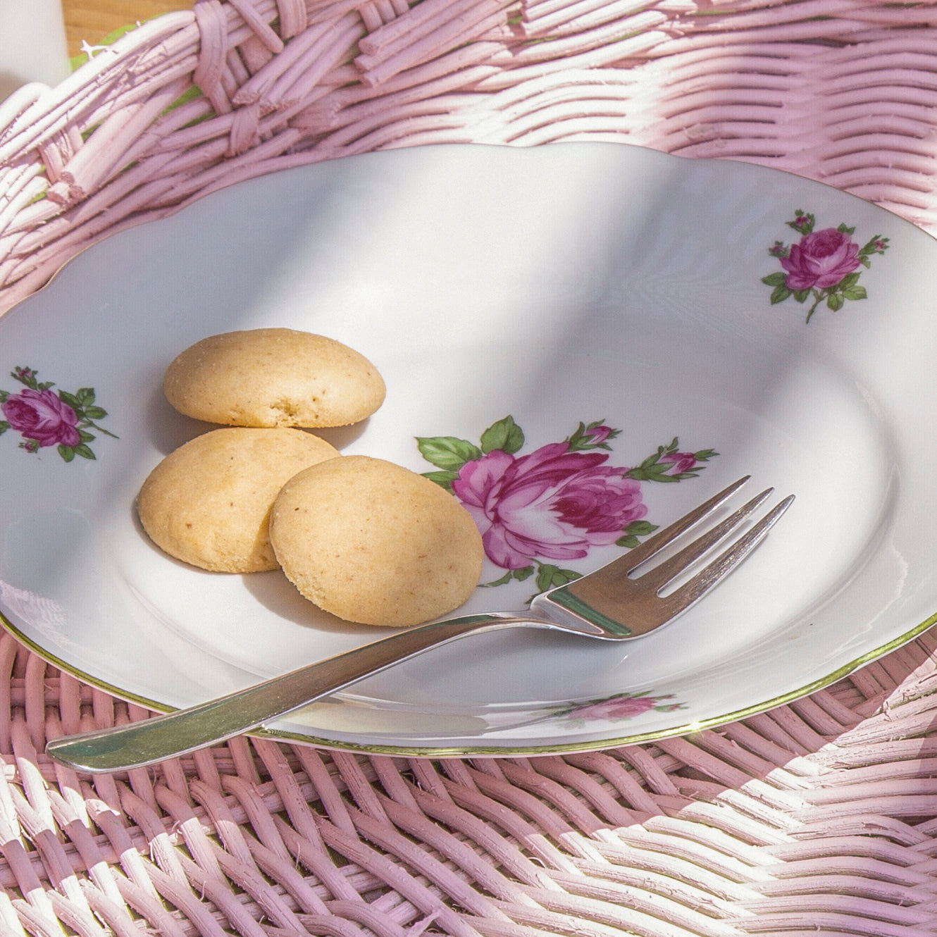 Natural round bamboo wicker tray for country décor