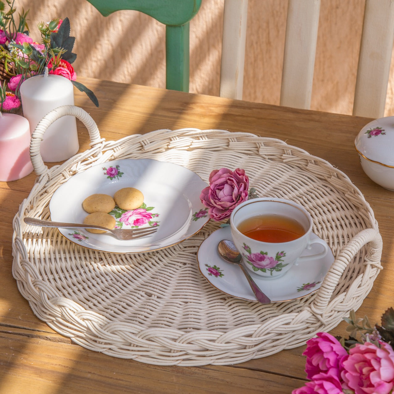 Natural round bamboo wicker tray for country décor