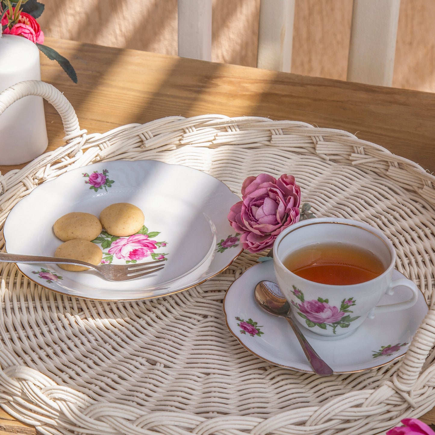 Natural round bamboo wicker tray for country décor