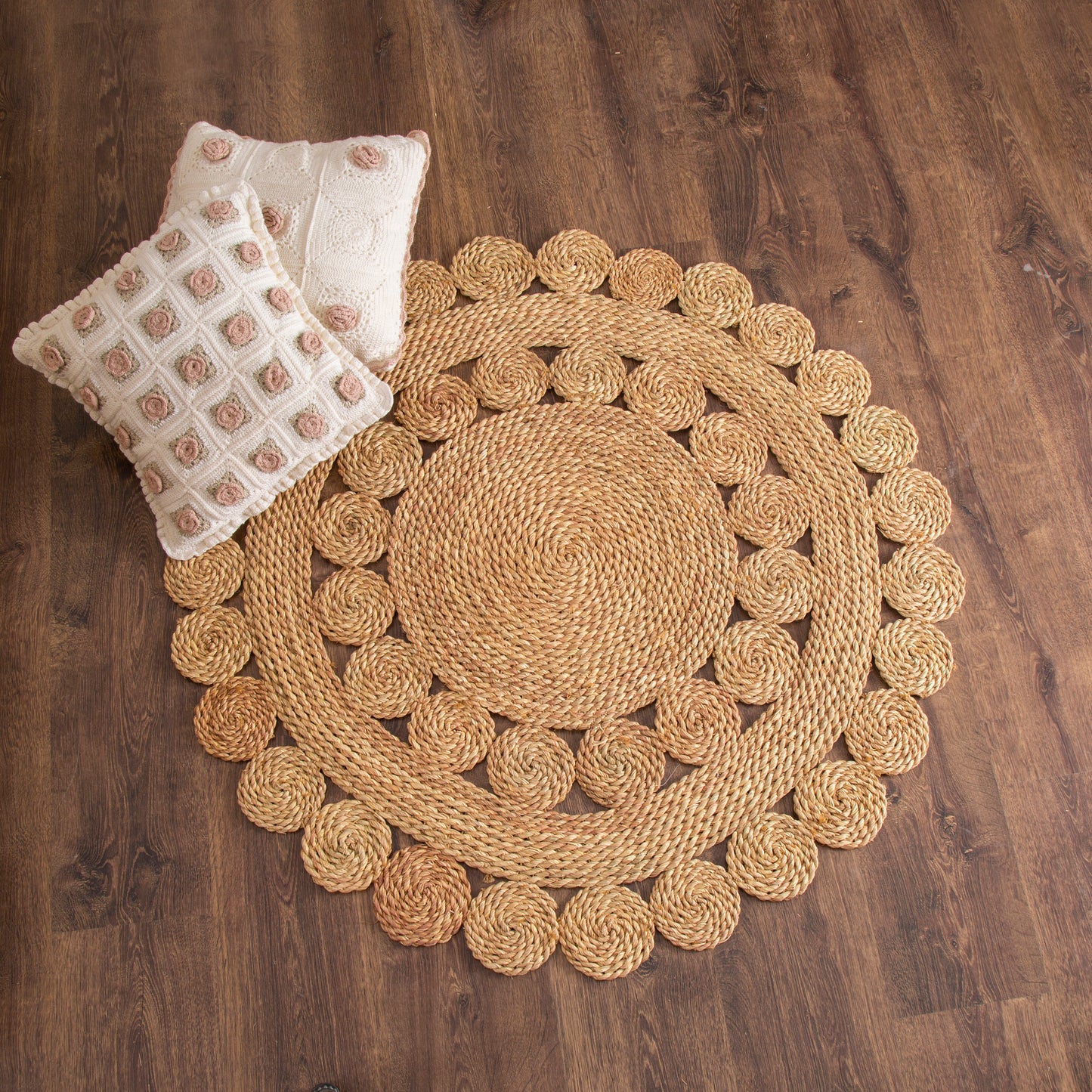 Flower-shaped halfa rug for rustic country style
