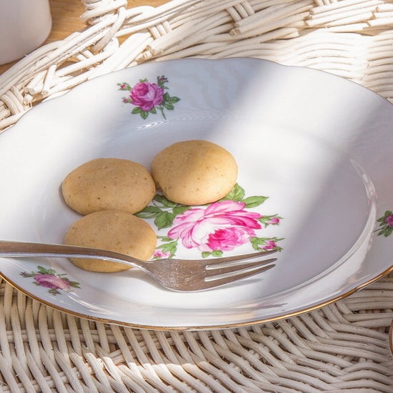Natural round bamboo wicker tray for country décor