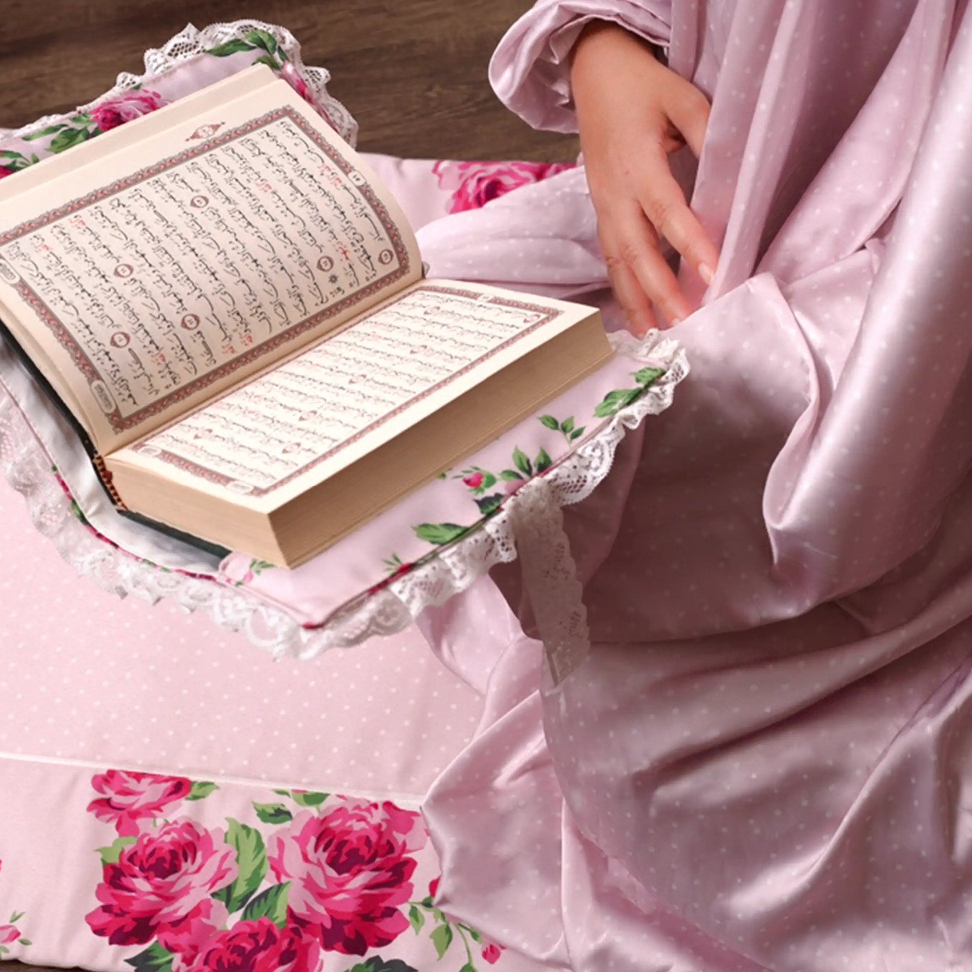 Luxurious satin praying Isdal with attached scarf