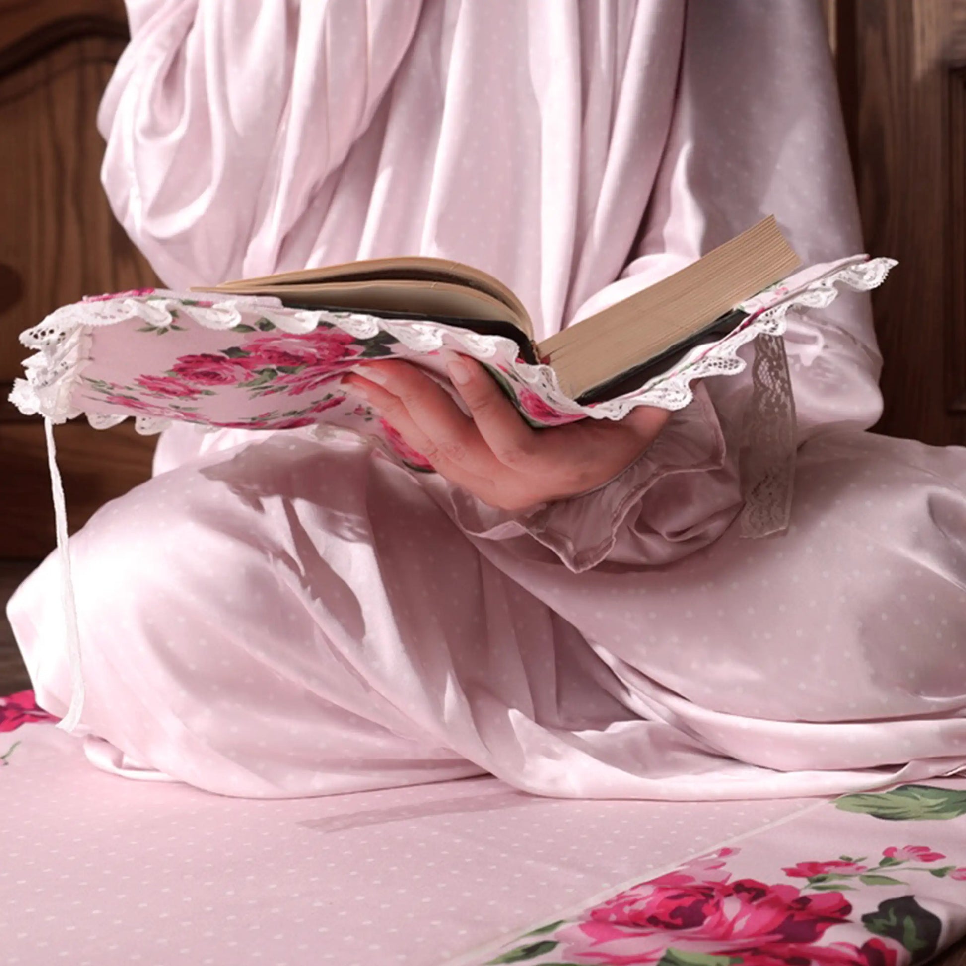 Luxurious satin praying Isdal with attached scarf