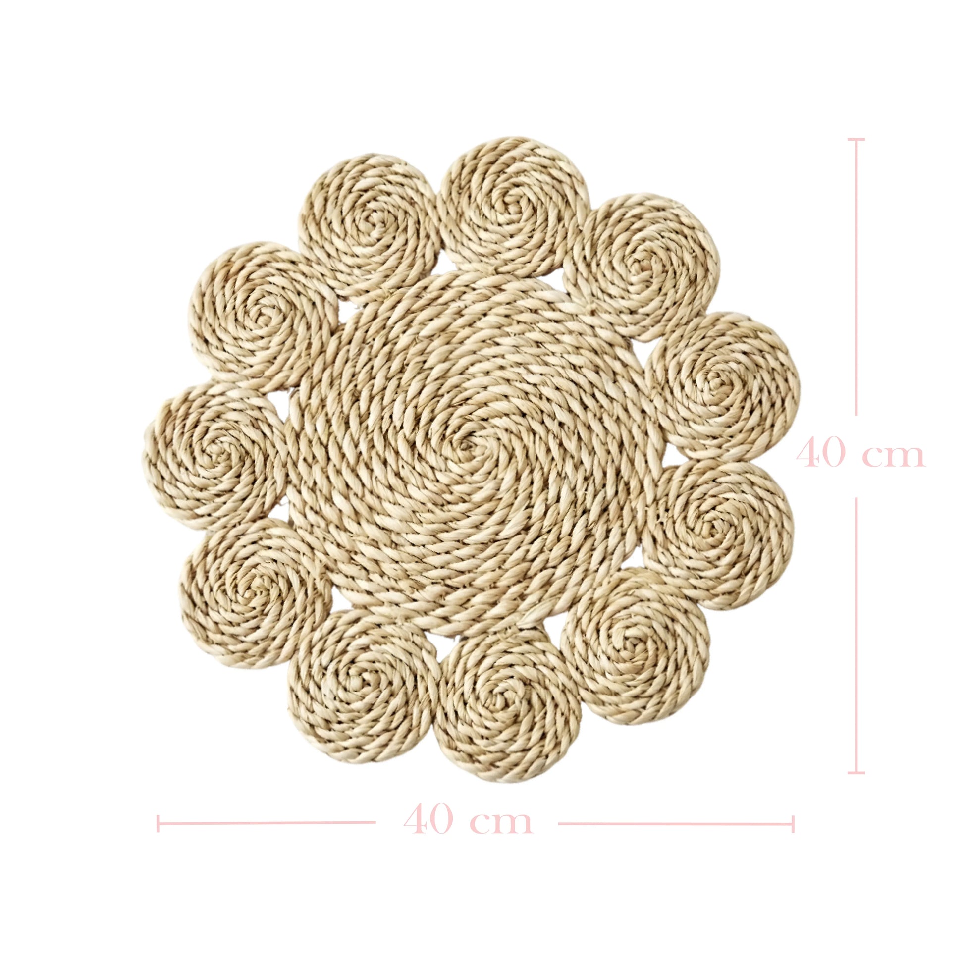 Top-down view of a flower-shaped placemat woven from natural fibers with circular petal details and dimension lines indicating 40 cm by 40 cm.