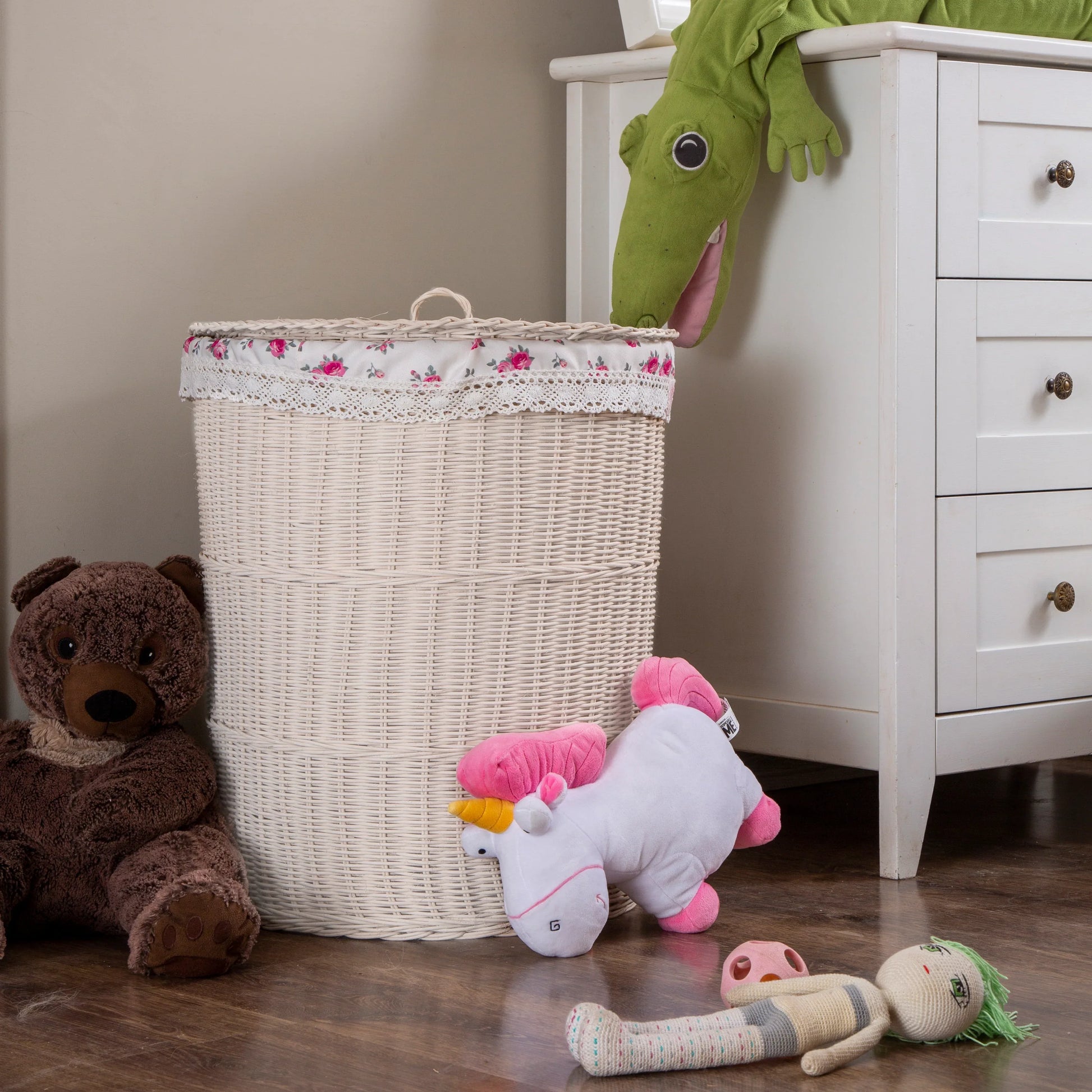 Round bamboo wicker laundry basket with floral lining